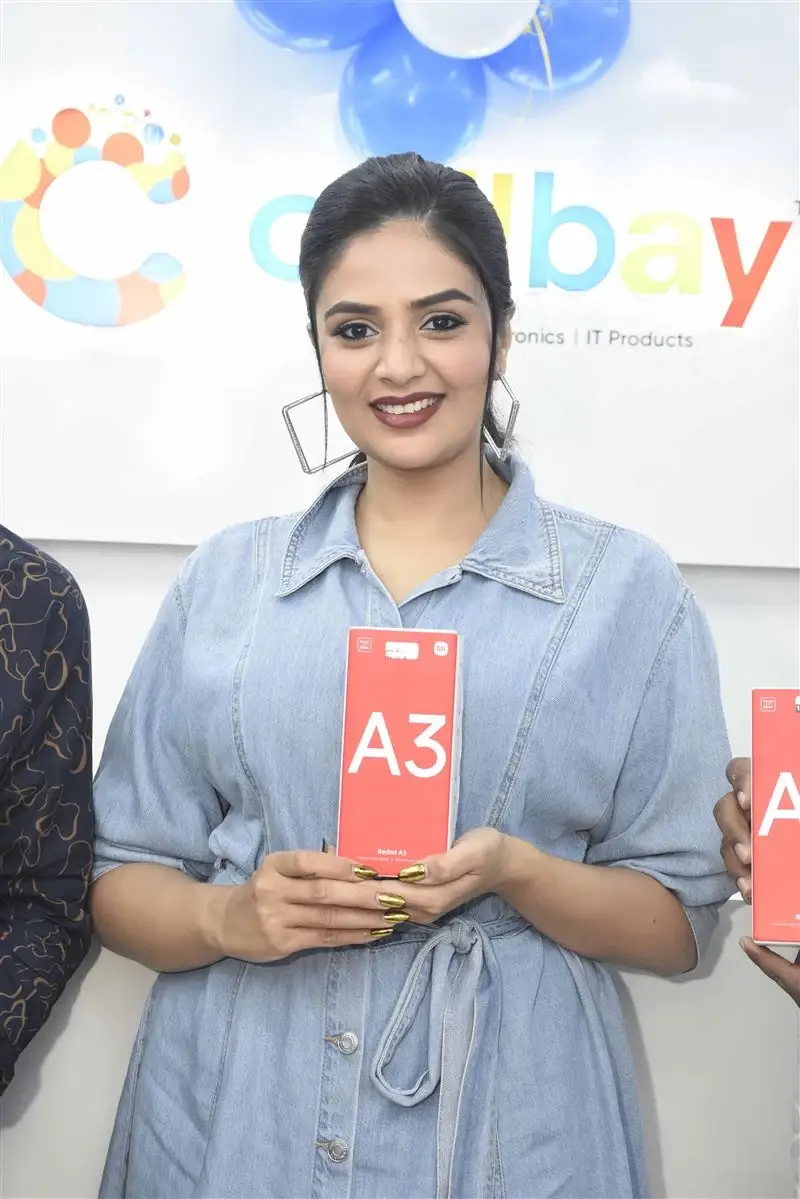 ACTRESS SREEMUKHI LAUNCHES CELLBAY MOBILES SHOWROOM MEDAK 12